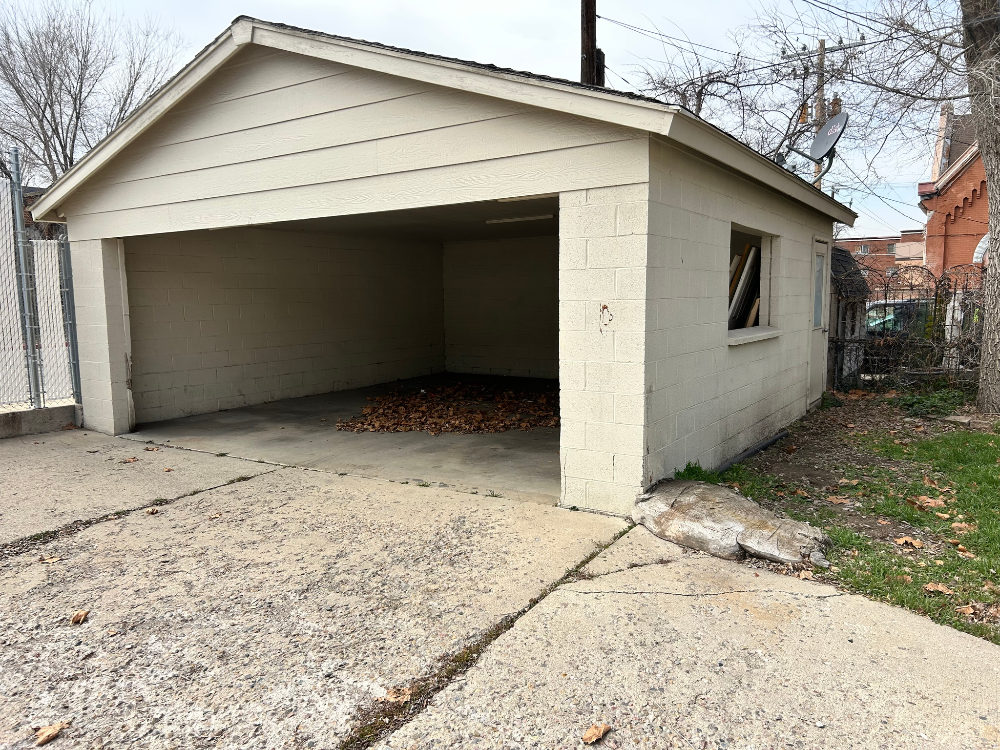 Main image without alt text