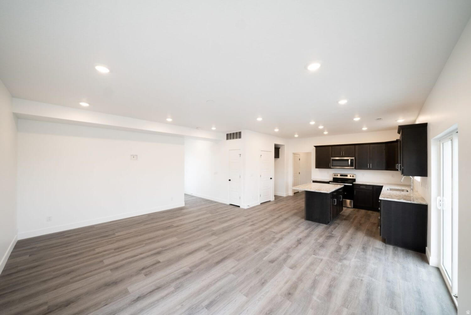 SMILING H - Residential