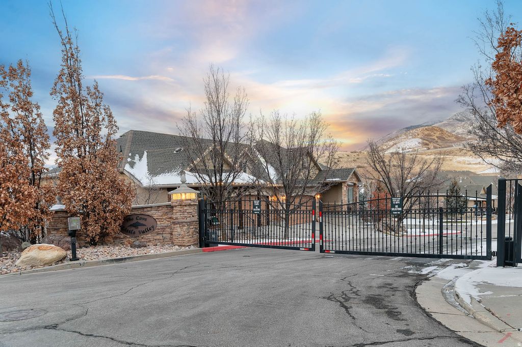 Photo of 1370 E MEADOW VALLEY DR #24, Draper, UT 84020 (MLS # 2130583)