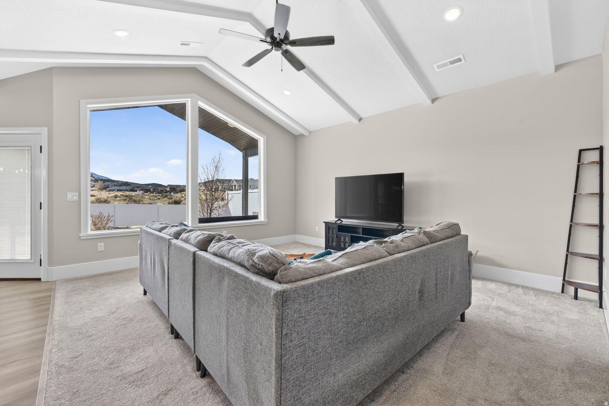 CRESCENT HILLS - Residential