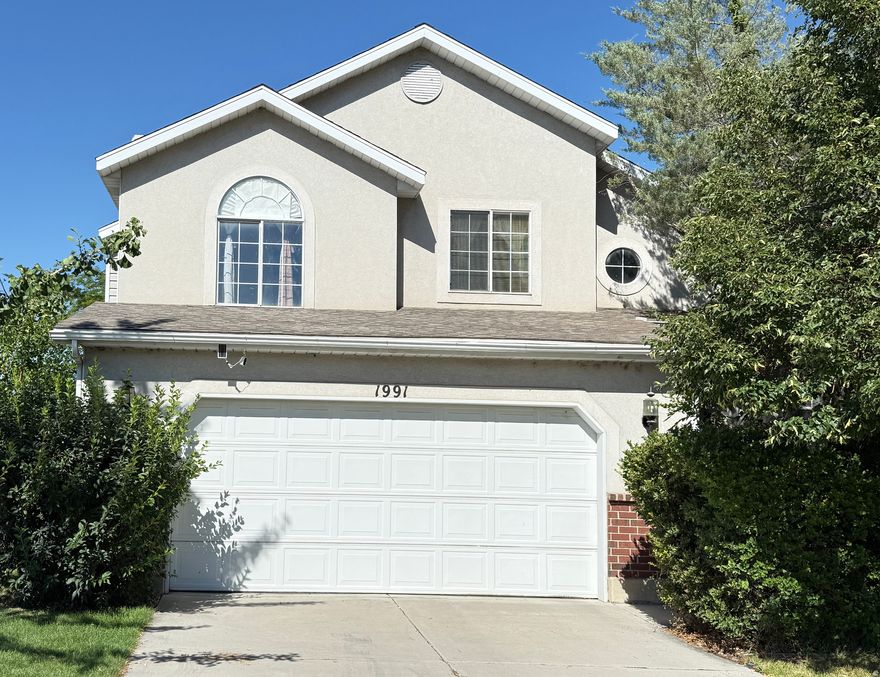 A 1995 multi-level home at great neighborhood situated on a quiet cul-de-sac. It is close to the elementary school, Provo Canyon, the freeway, and all the shopping and restaurants you could want. It has mountain views, and lake view. This 4-bed, 3-full bath home is just what you are looking for. This home is highly desirable area of Orem. Whether you're a first-time buyer, growing family, or investor, this property checks all the boxes. There are fruit trees and a vegetable garden. Mature and private yard. Bring your pickiest buyers. New roof and water softener installed a couple of years ago. Square footage figures are provided as a courtesy estimate only. Buyer is advised to obtain an independent measurement and verify all info.