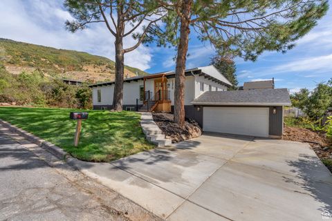 Photo of 1370 E OAKMONT LN, Fruit Heights, UT 84037 (MLS # 2111193) Photo of 1370 E OAKMONT LN, Fruit Heights, UT 84037 (MLS # 2111193)