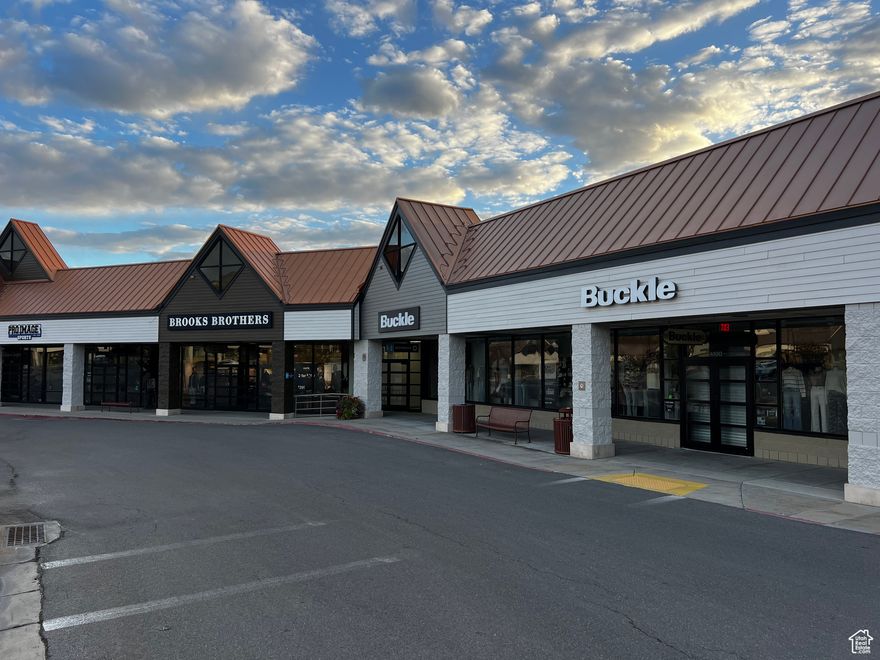 Multiple Retail Suites Available ranging from 2,100- 15,0000 SF!  Park City's largest retail center Major facade renovation in 2024 Strong national and local tenant mix Convenient and ample parking