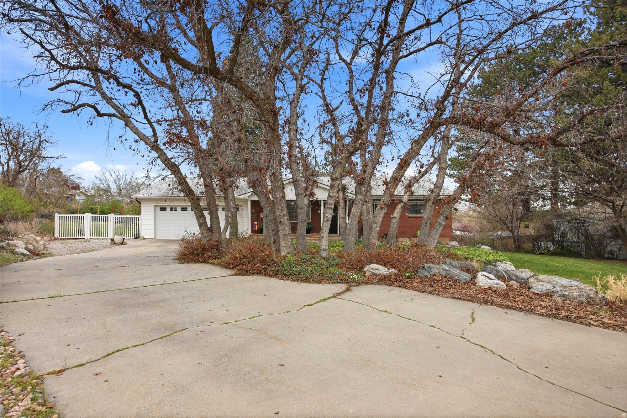 OAK HILLS - Residential