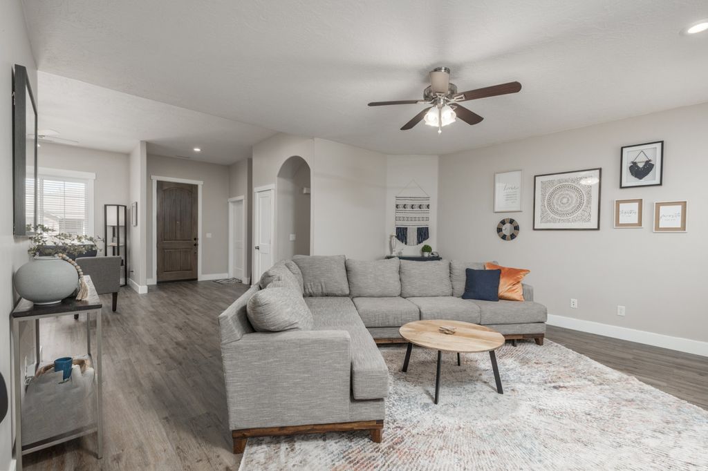 Photo of 611 W 375 S, Hurricane, UT 84737 (MLS # 2150966)