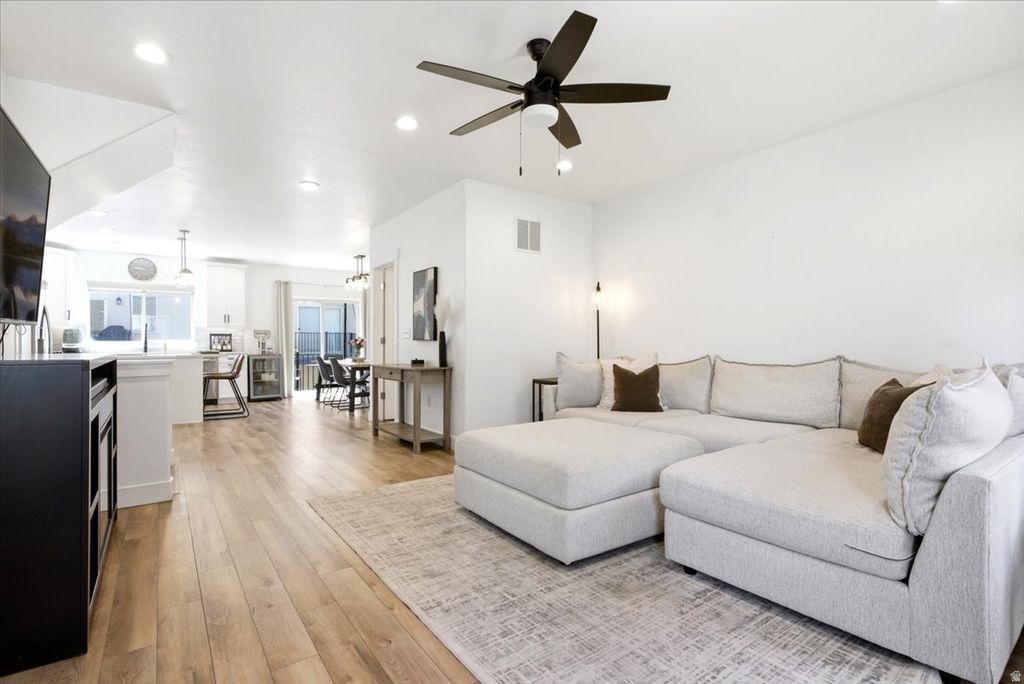 Photo of 10 W BEEBE LN S, Murray, UT 84107 (MLS # 2160206)