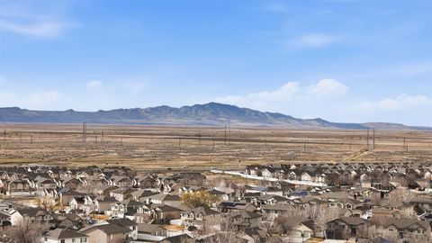 Tiny photo for 928 CHATHAM DR, North Salt Lake, UT 84054 (MLS # 2139574)