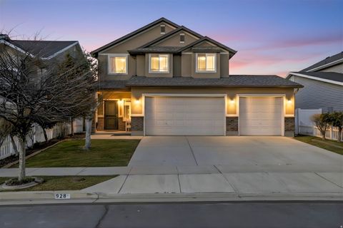 Photo of 928 CHATHAM DR, North Salt Lake, UT 84054 (MLS # 2139574)