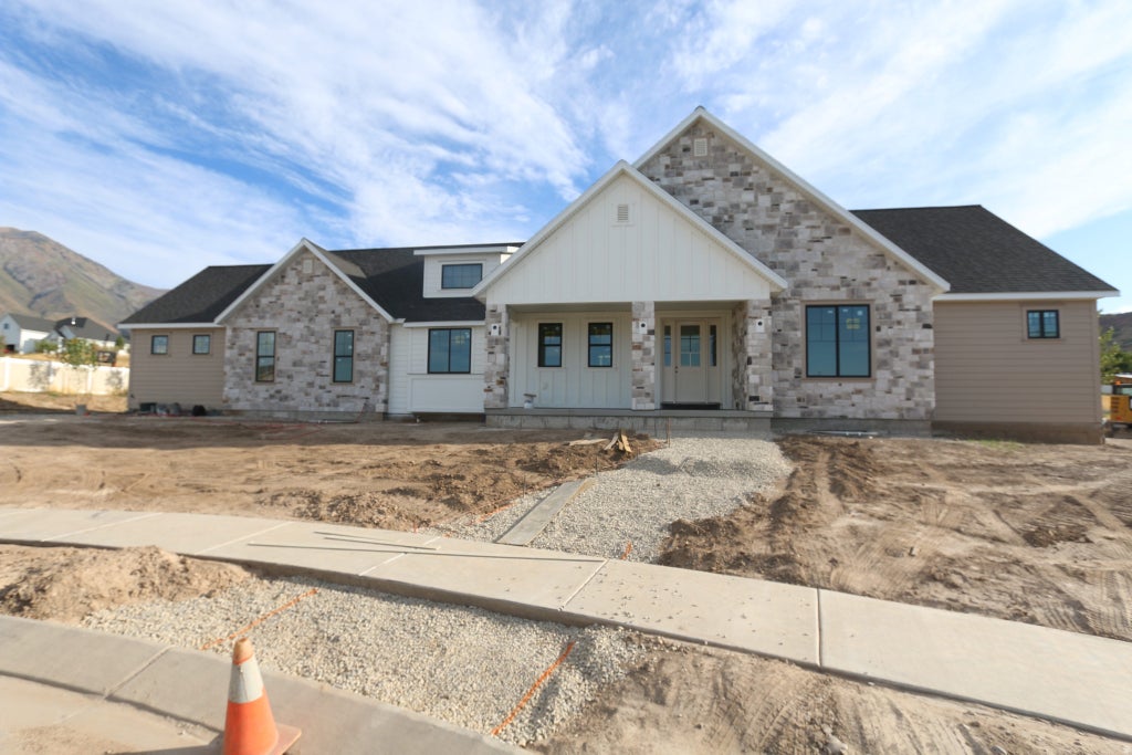 Photo of 802 N DRYLAND CIR, Elk Ridge, UT 84651 (MLS # 2186558)