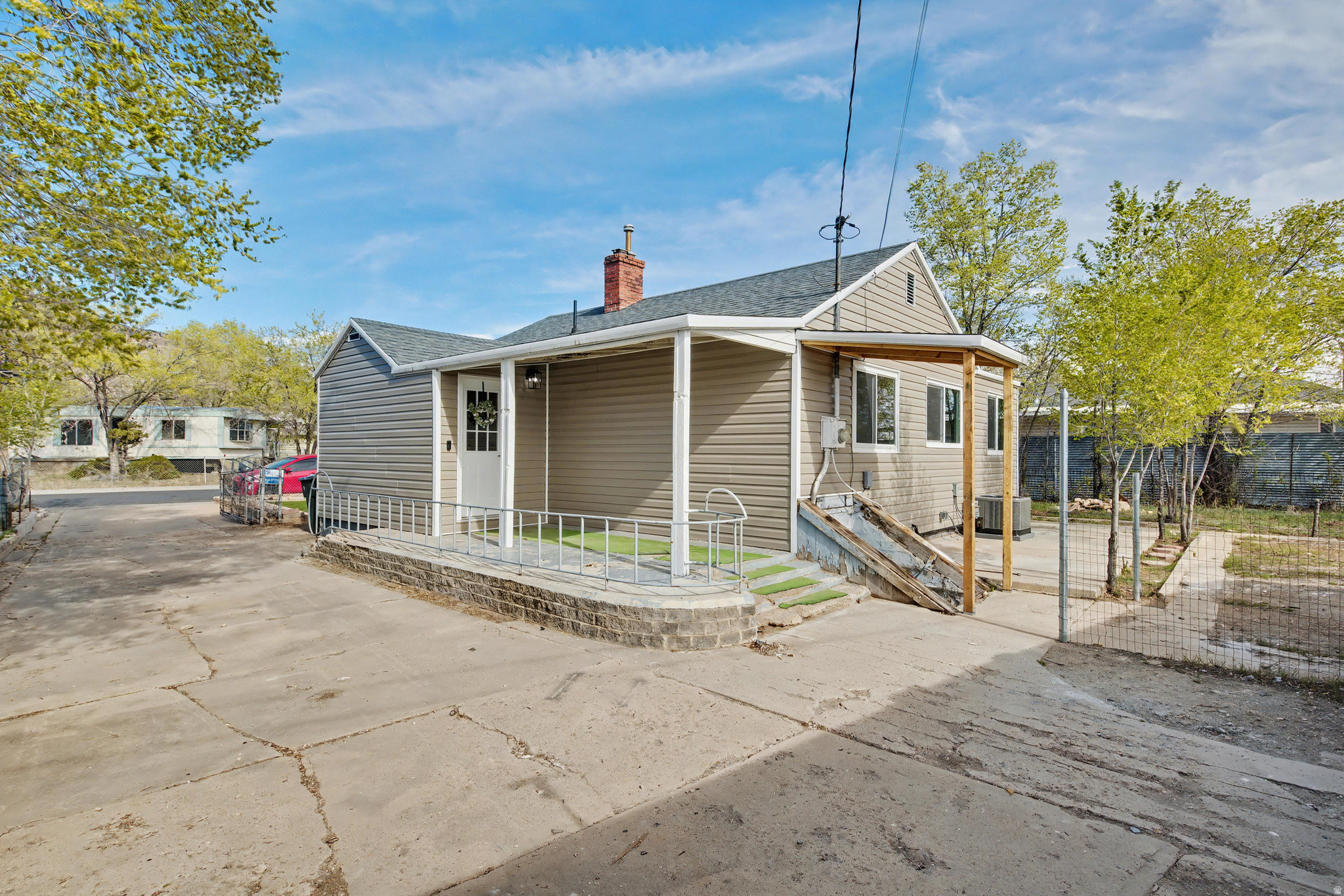 Main image without alt text