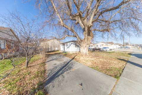 Tiny photo for 908 S 550 E, Clearfield, UT 84015 (MLS # 2131379)