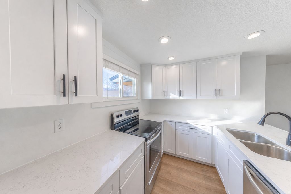 Photo of 908 S 550 E, Clearfield, UT 84015 (MLS # 2131379)