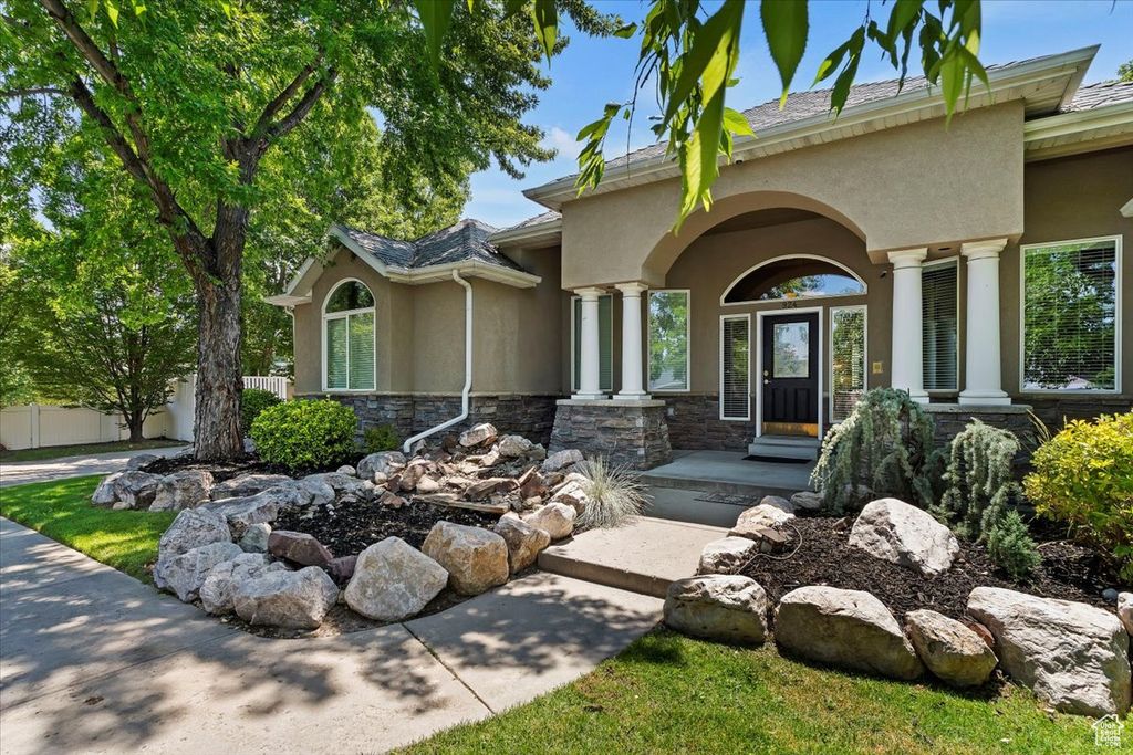 Photo of 924 E COLLEGE ST, Millcreek, UT 84117 (MLS # 2115177)