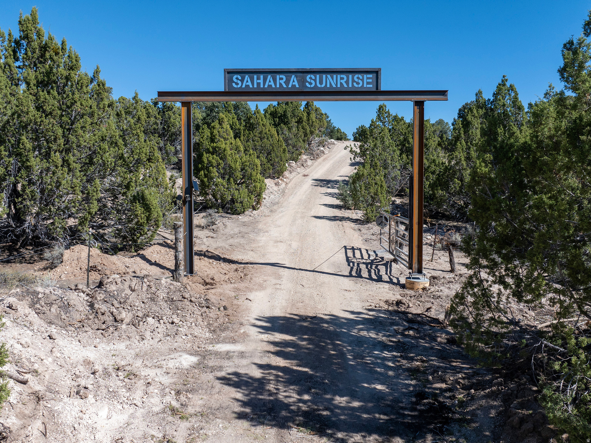 SAHARA SUNRISE - Land