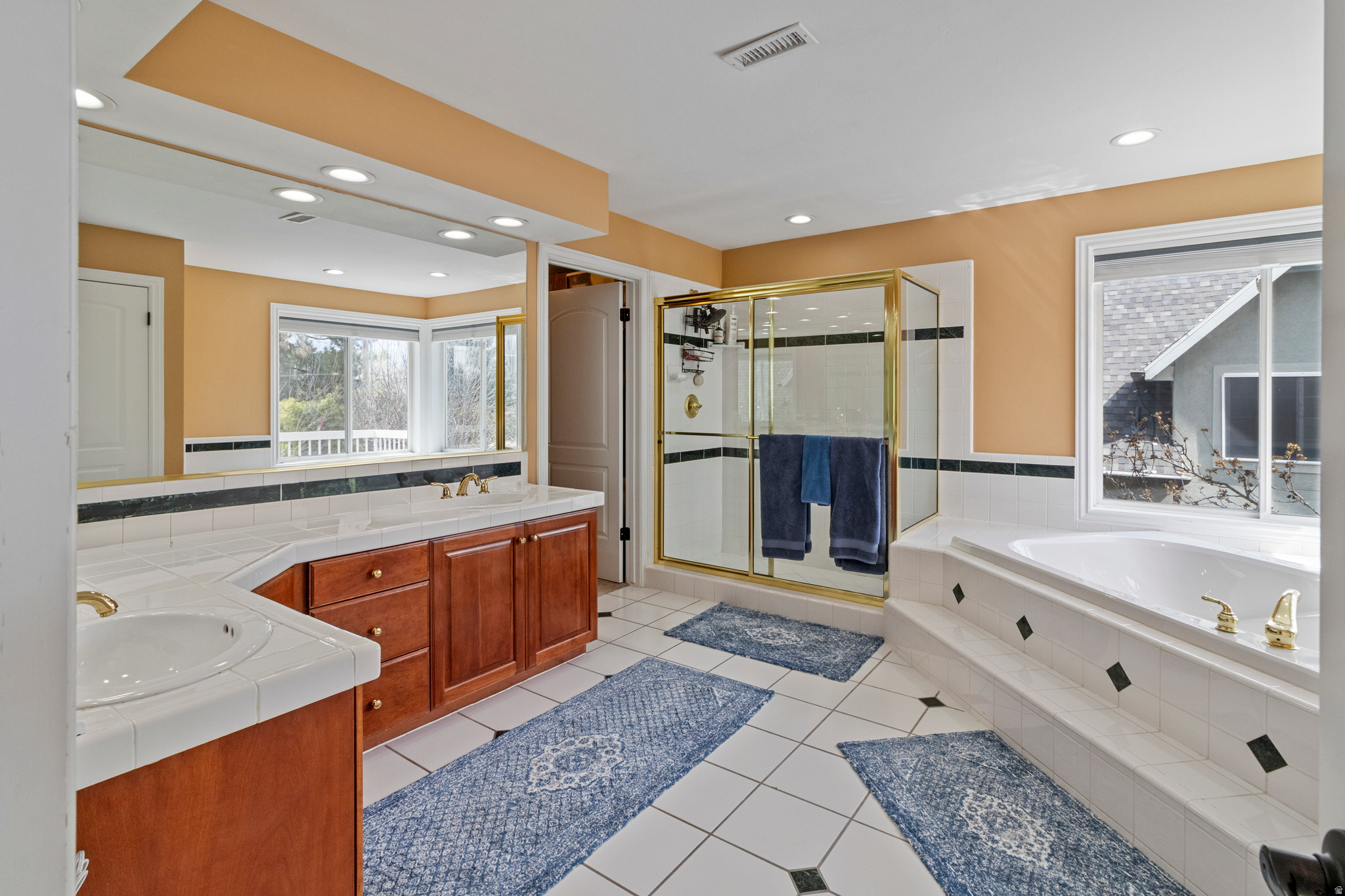 VINTAGE COURT - Residential