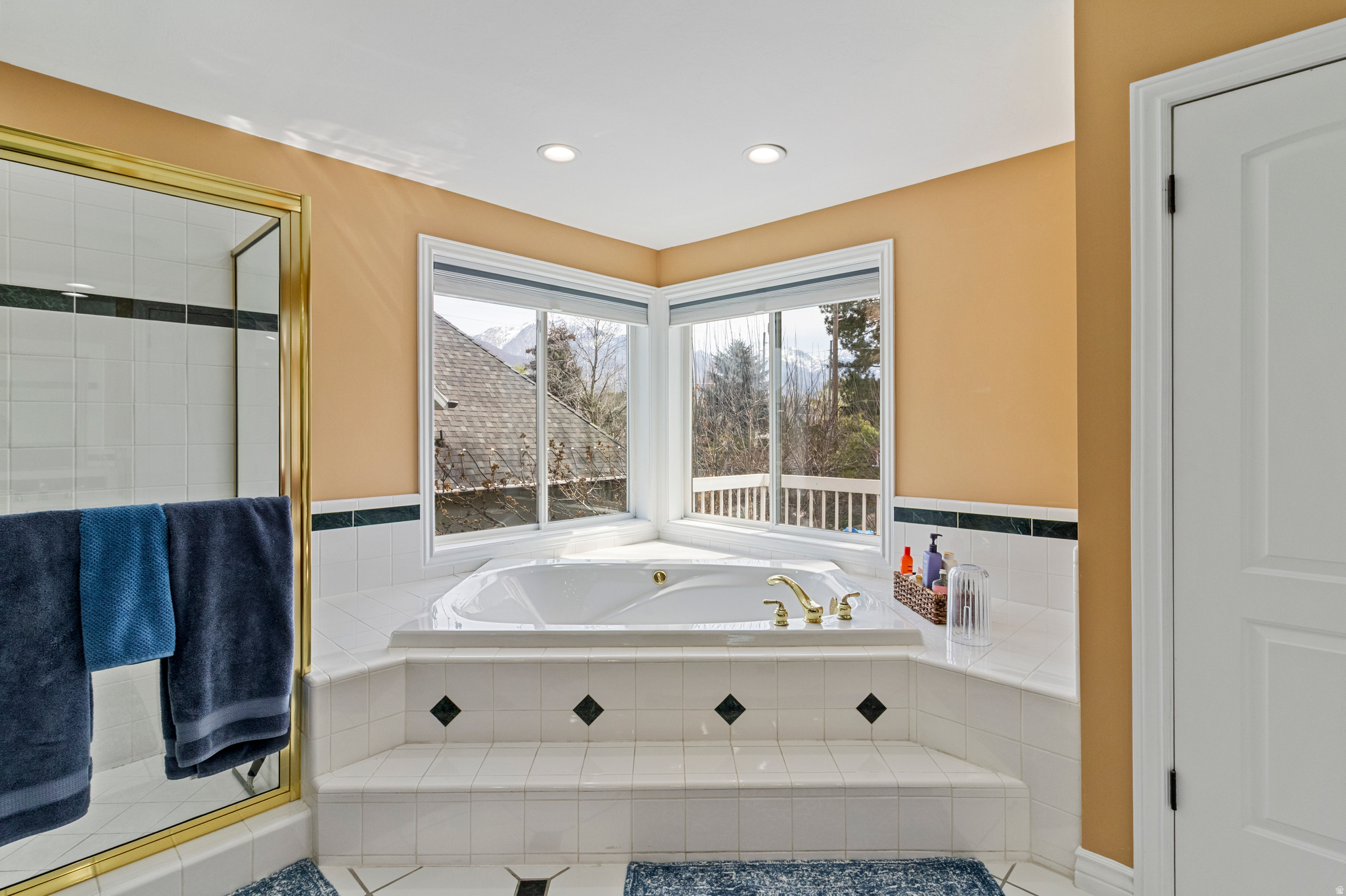 VINTAGE COURT - Residential