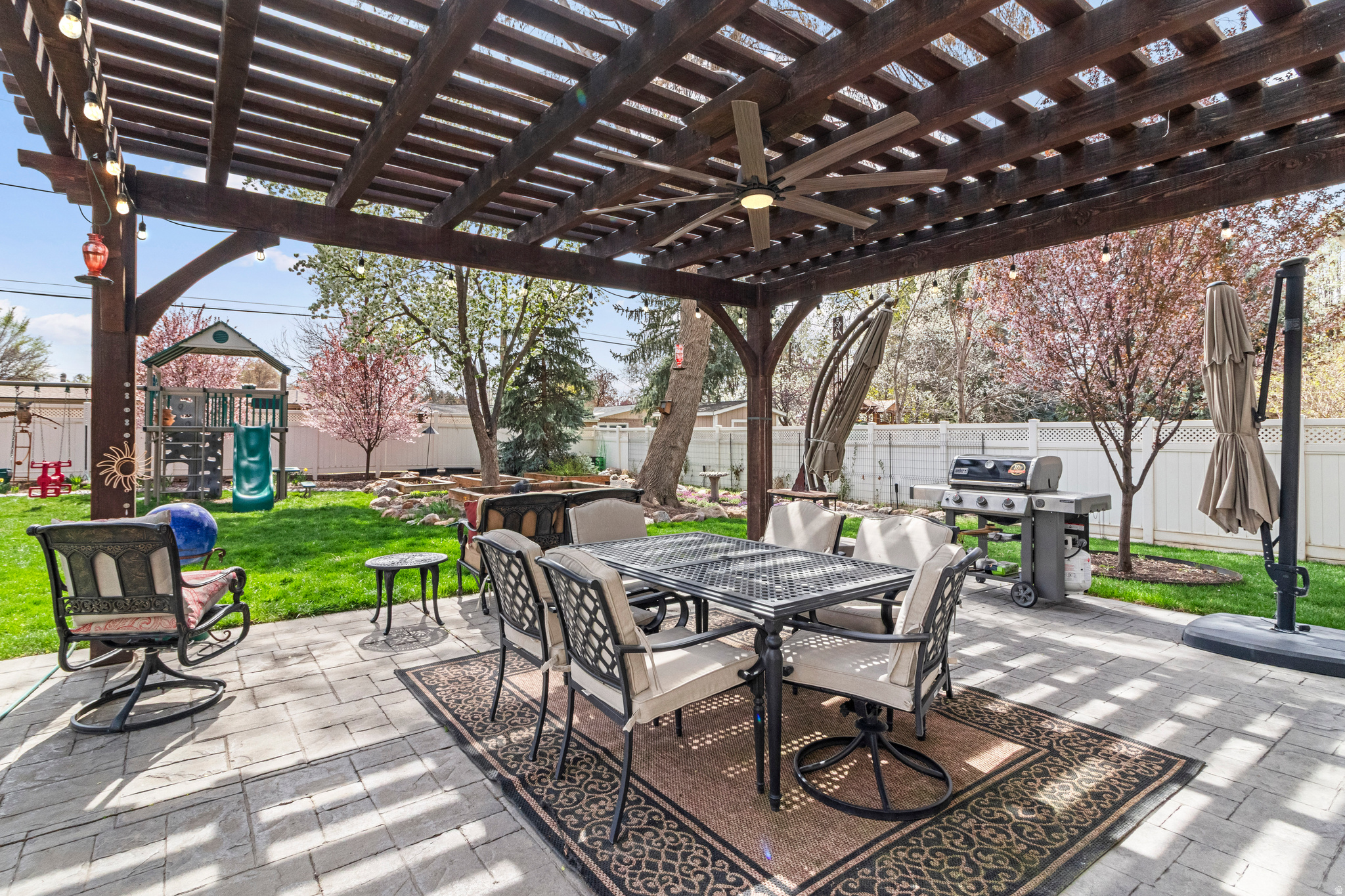 VINTAGE COURT - Residential