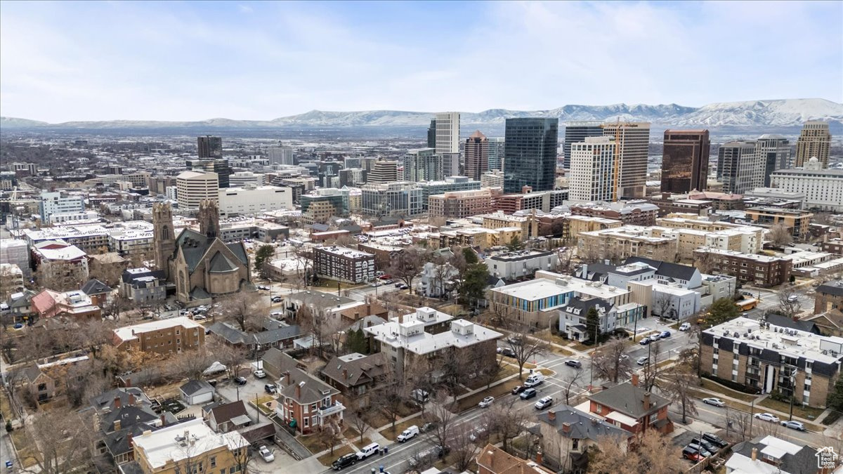 Welcome to your new home in the heart of Salt Lake City's historic and sought after Avenues.  The Condo building is on the historic registry, controlled access and is very walkable to downtown Salt Lake City. This Top floor unit is well kept for and ready for a new owner!