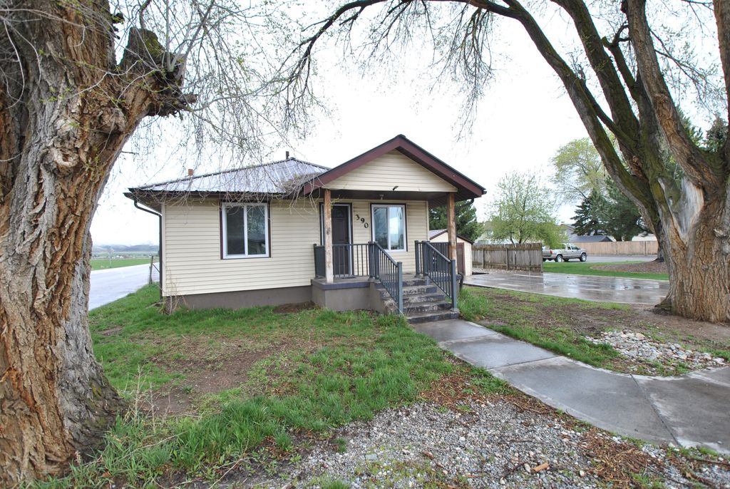 Photo of 390 N 2ND E, Preston, ID 83263 (MLS # 2148430)