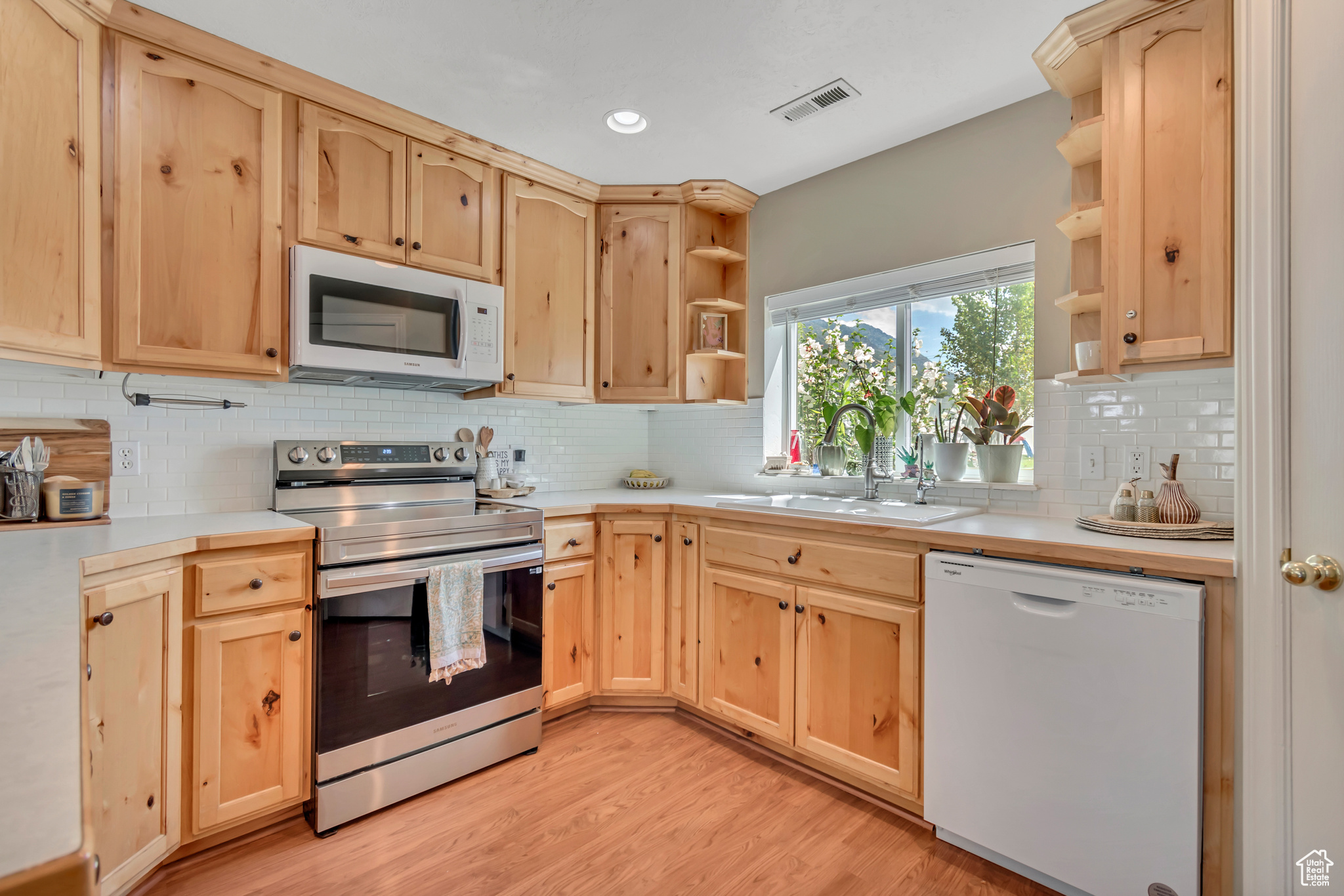 WOOD ESTATES - Residential Income