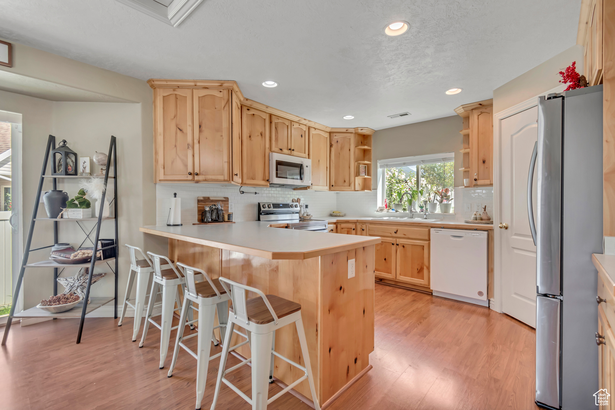 WOOD ESTATES - Residential Income