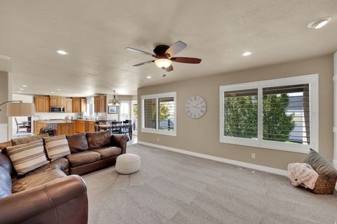 Tiny photo for 686 WELLINGTON DR, Kaysville, UT 84037 (MLS # 2144731)