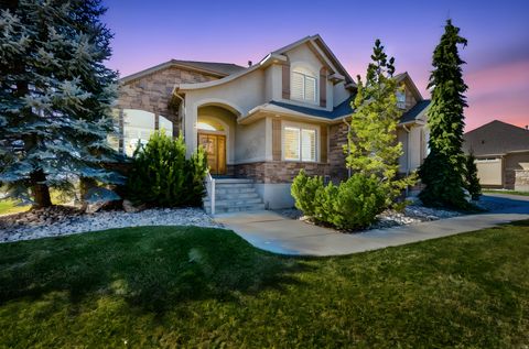 Photo of 686 WELLINGTON DR, Kaysville, UT 84037 (MLS # 2144731)