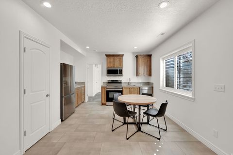 Tiny photo for 686 WELLINGTON DR, Kaysville, UT 84037 (MLS # 2144731)