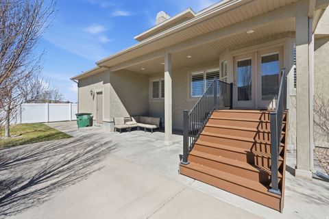 Tiny photo for 686 WELLINGTON DR, Kaysville, UT 84037 (MLS # 2144731)