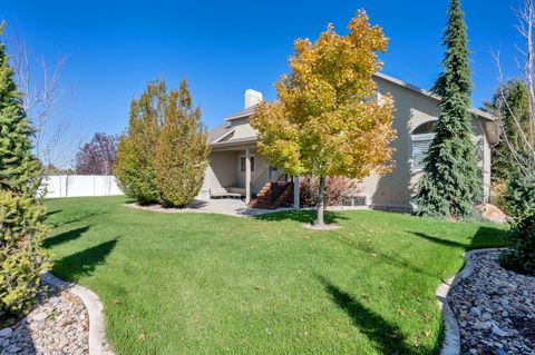 Tiny photo for 686 WELLINGTON DR, Kaysville, UT 84037 (MLS # 2144731)