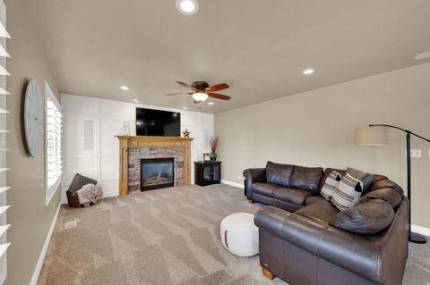 Tiny photo for 686 WELLINGTON DR, Kaysville, UT 84037 (MLS # 2144731)