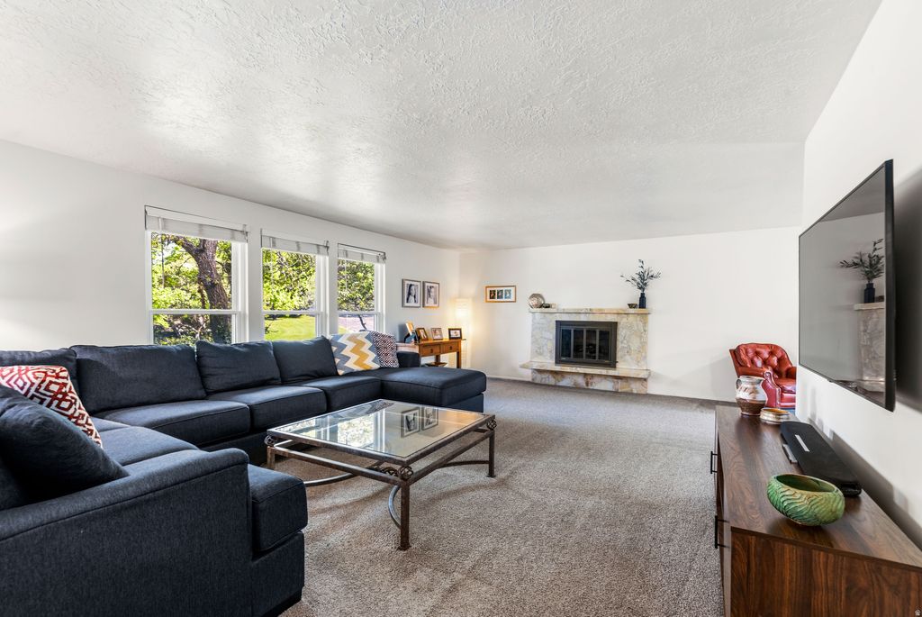 Photo of 187 W BAYVIEW DR N, Farmington, UT 84025 (MLS # 2152772)