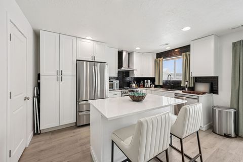 Tiny photo for 3502 S POPLAR LN, Syracuse, UT 84075 (MLS # 2133948)