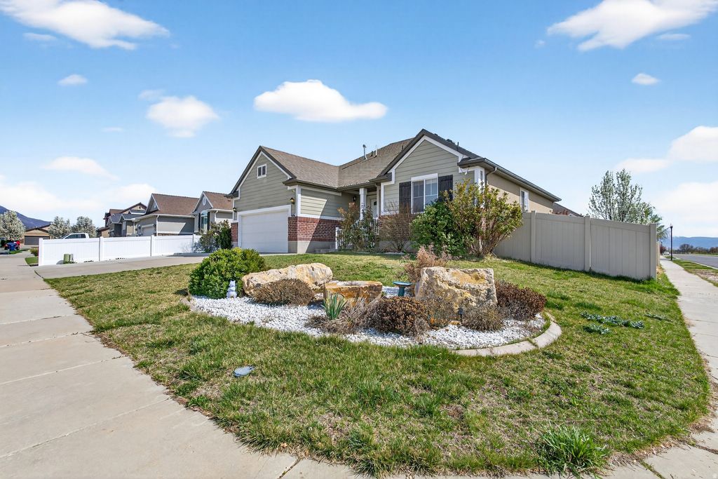 Photo of 906 E SAM CIR, Clearfield, UT 84015 (MLS # 2145455)