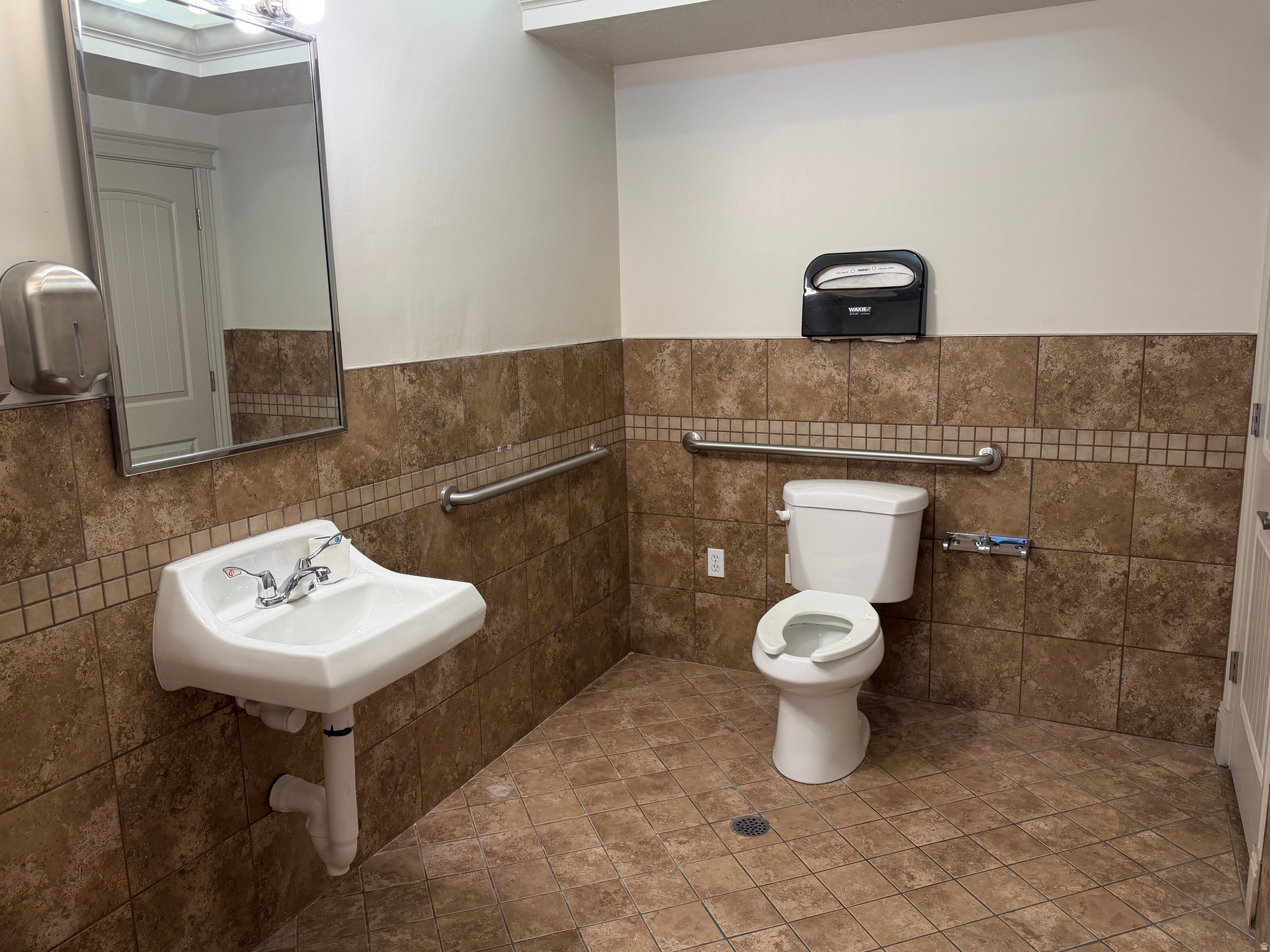 Main image without alt text