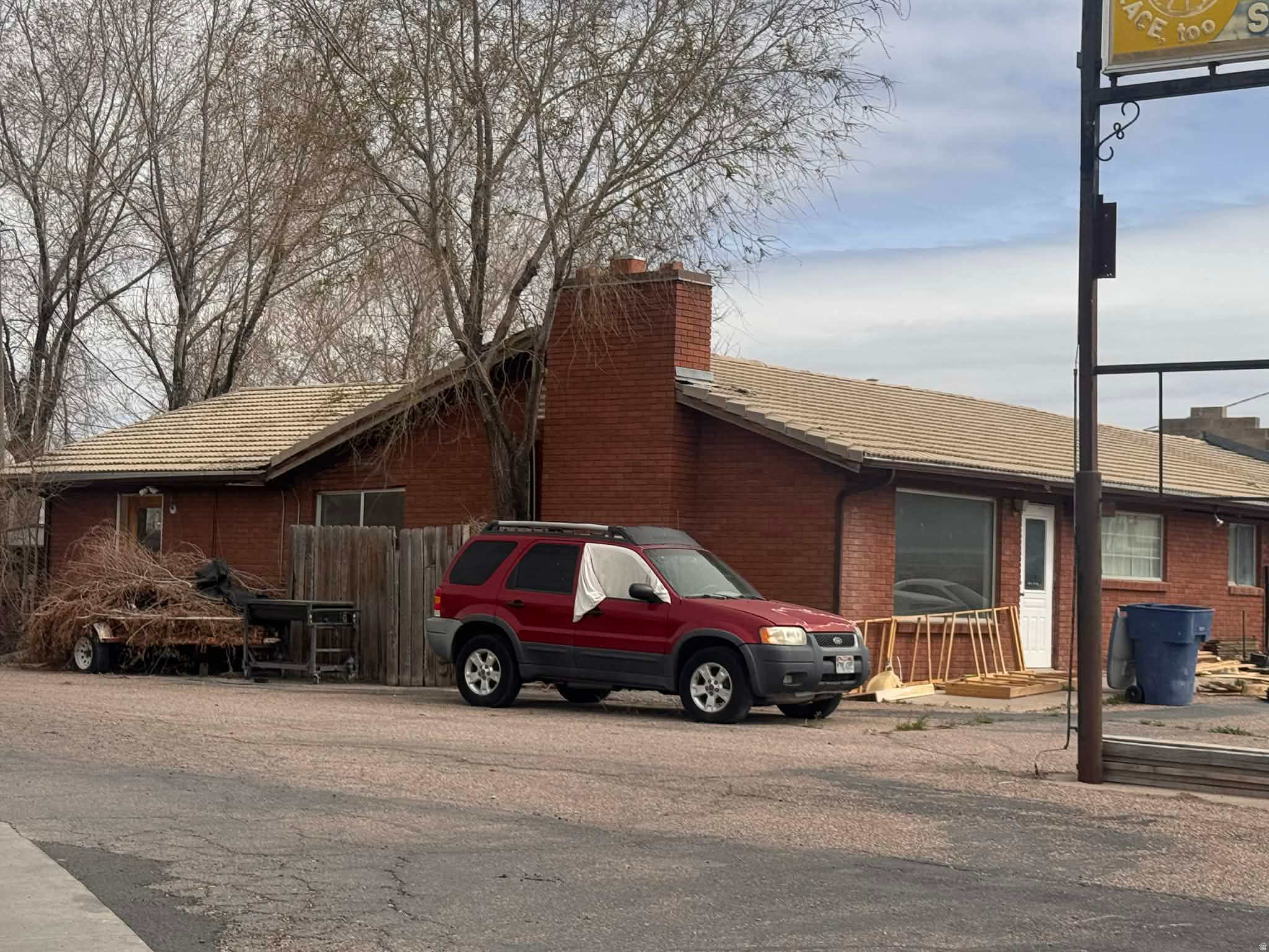 Main image without alt text