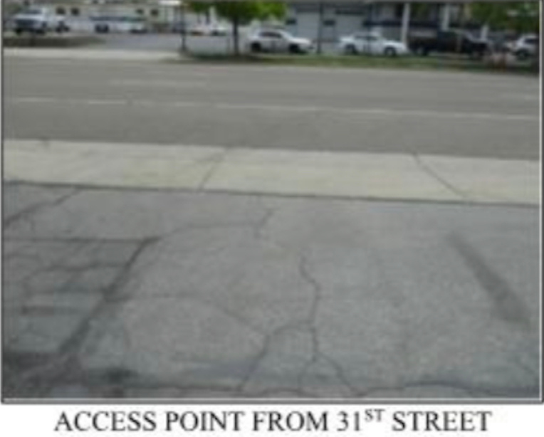 Main image without alt text