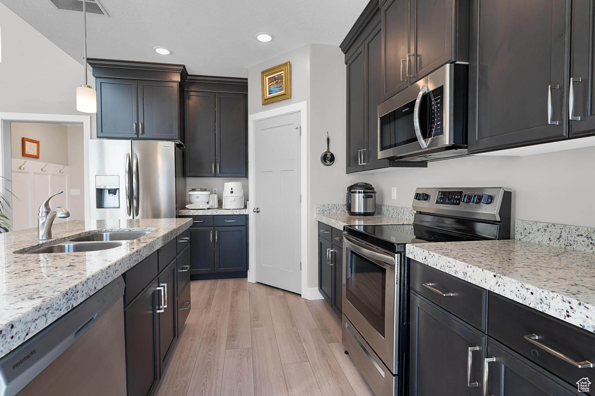 Springville, Utah 84663, United States, 4 Bedrooms Bedrooms, ,3 BathroomsBathrooms,Residential,Pending,230585