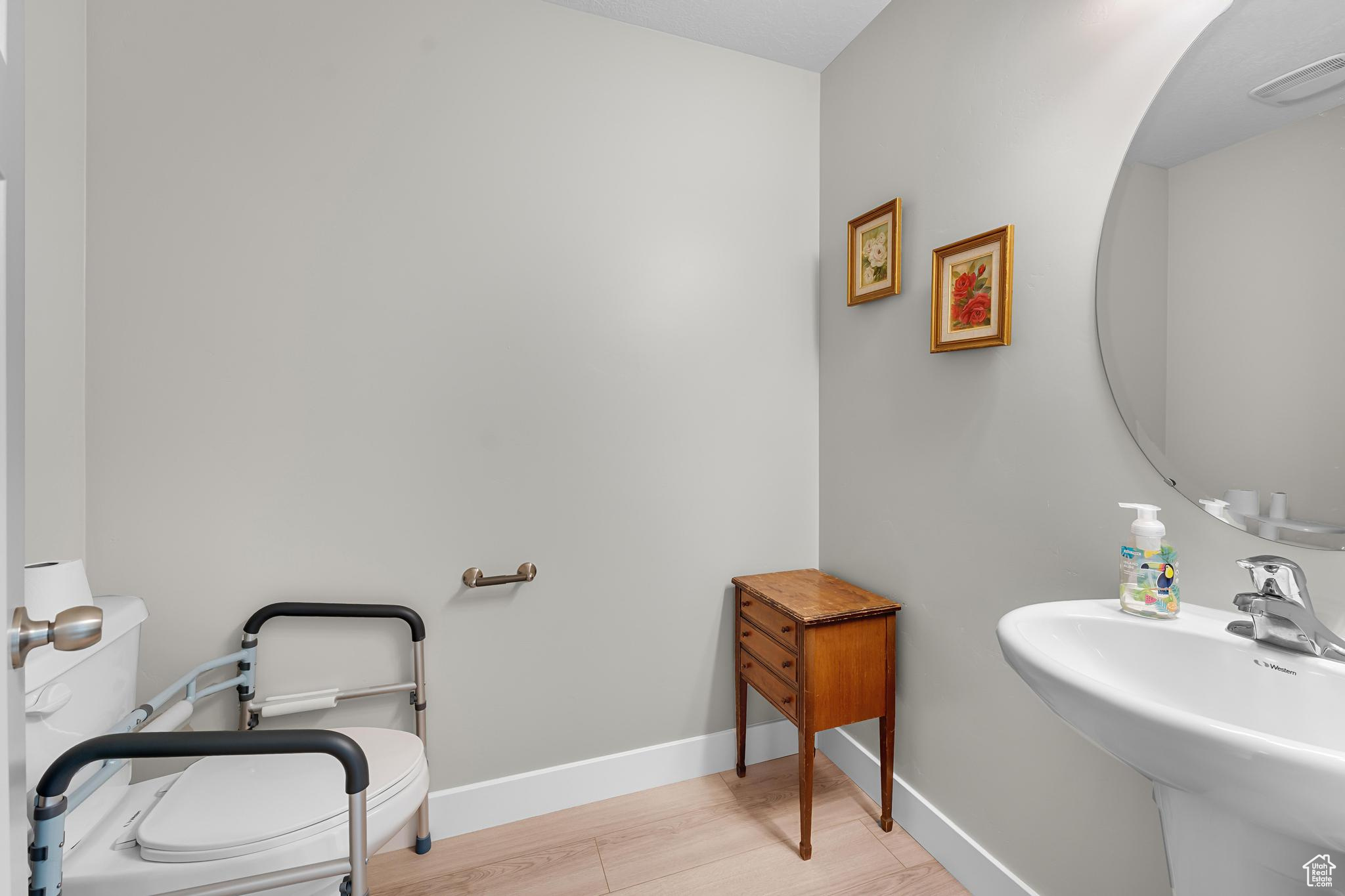 Springville, Utah 84663, United States, 4 Bedrooms Bedrooms, ,3 BathroomsBathrooms,Residential,Pending,230585