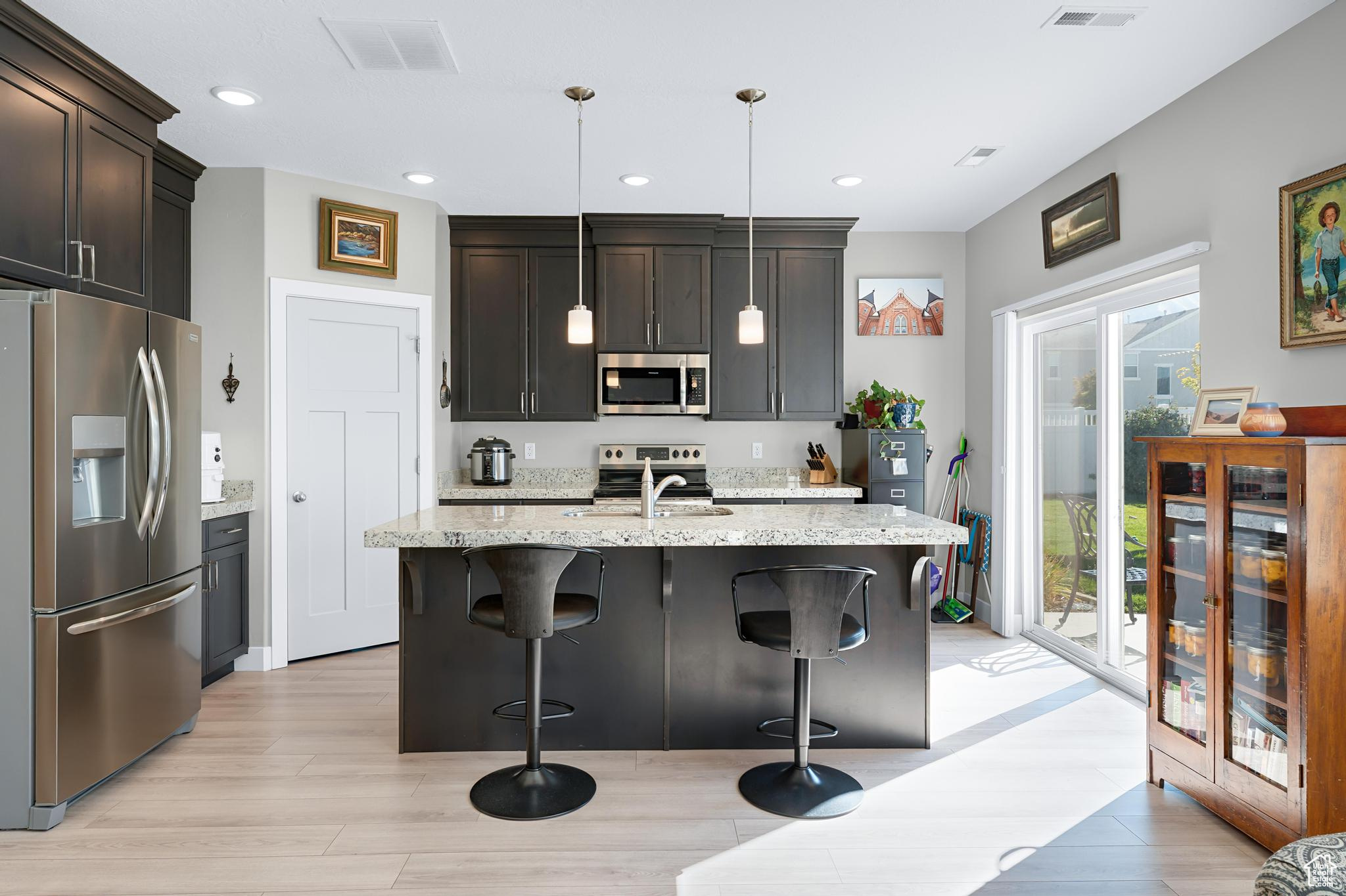 Springville, Utah 84663, United States, 4 Bedrooms Bedrooms, ,3 BathroomsBathrooms,Residential,Pending,230585