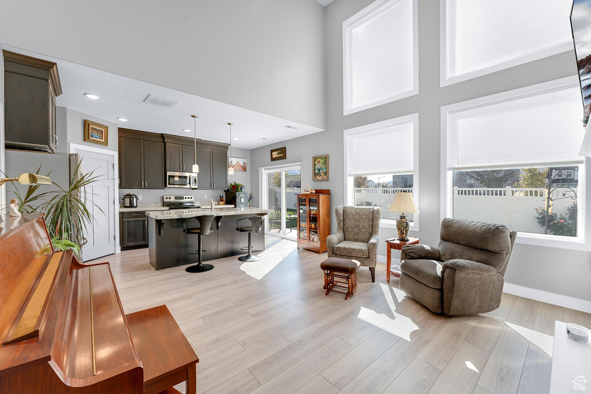 Springville, Utah 84663, United States, 4 Bedrooms Bedrooms, ,3 BathroomsBathrooms,Residential,Pending,230585