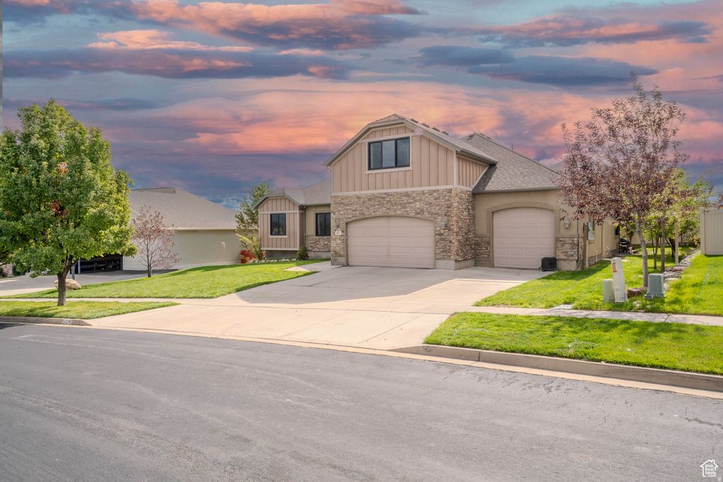 Photo of 161 W SWEETBRIAR LN, Saratoga Springs, UT 84045 (MLS # 2143842)