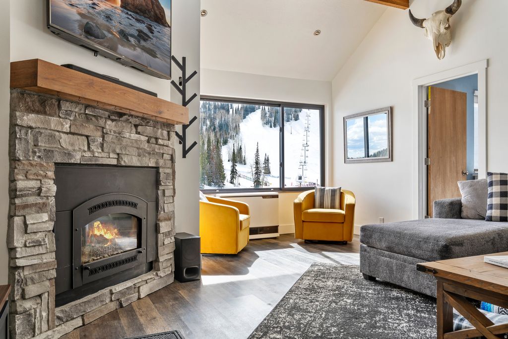 Photo of 6560 N WOLF CREEK DR #2D, Eden, UT 84310 (MLS # 2143838)