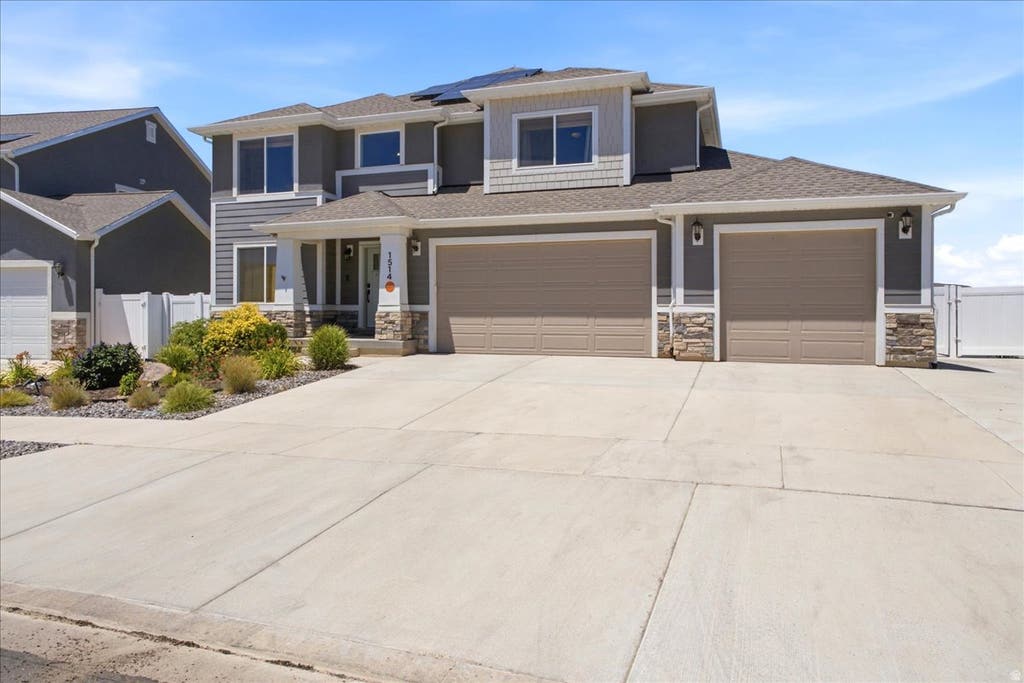 Photo of 1514 W MAJESTIC DR, Saratoga Springs, UT 84045 (MLS # 2168926)