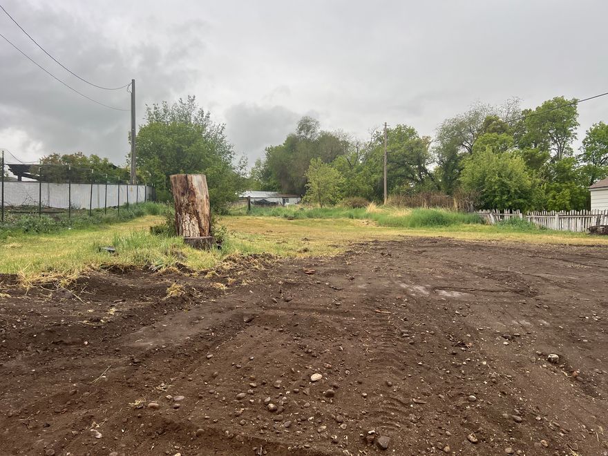 Build your dream home on this spacious half-acre lot! The extra depth allows for a shed, pool, or huge backyard.  Utilities are stubbed or nearby, making it ready to build. Enjoy south-facing rear yard for a sunlit home. Located in established area of Payson with quick freeway access.