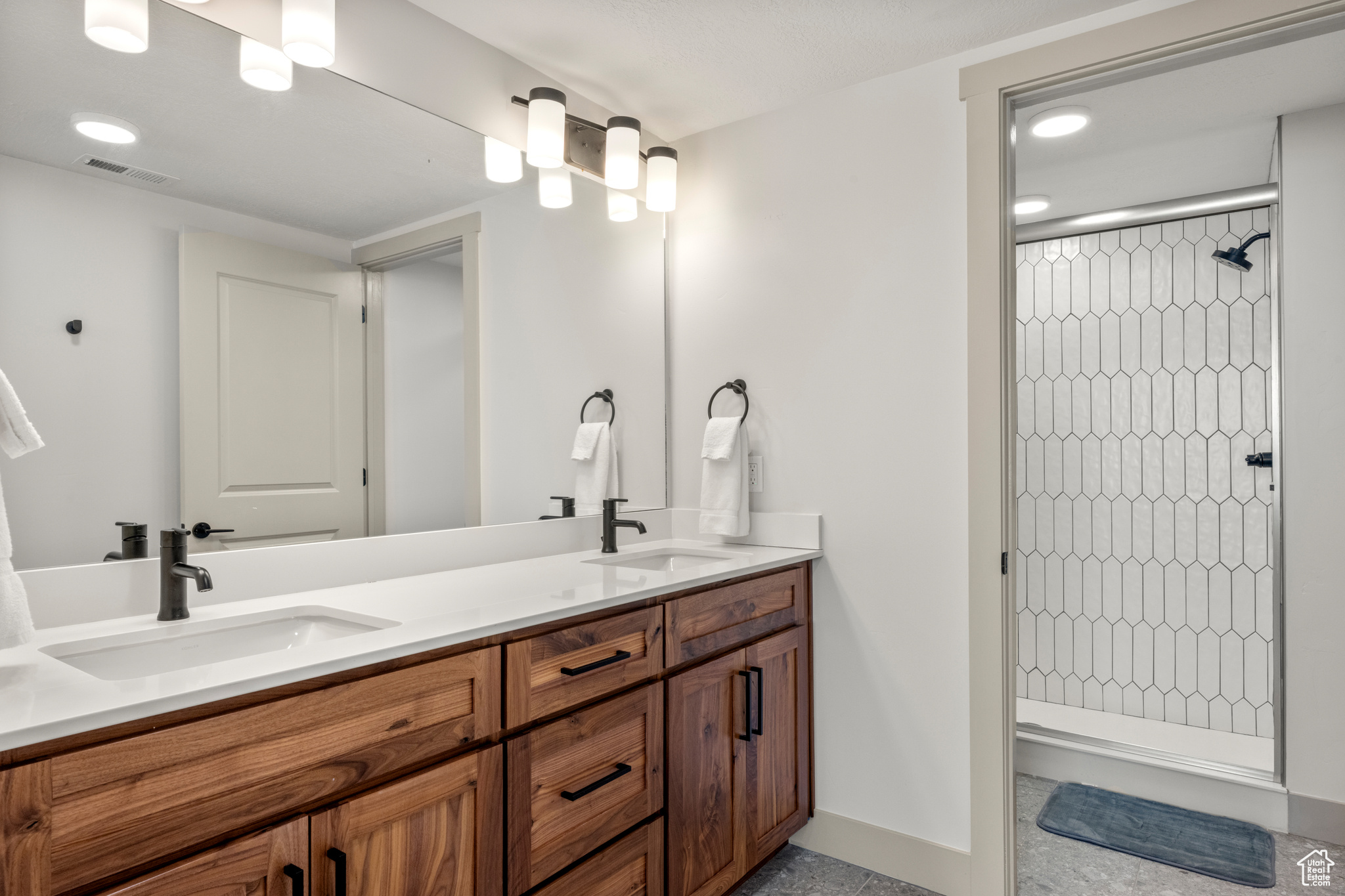 GARDEN CITY LAKE RESIDENCES - Residential