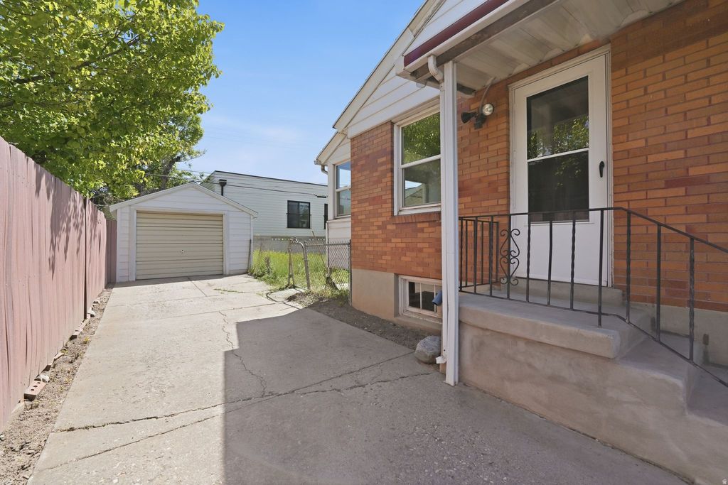 Photo of 918 E MARK AVE S, Salt Lake City, UT 84106 (MLS # 2156802)