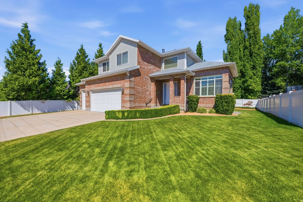 Photo of 914 N 400 W, Centerville, UT 84014 (MLS # 2157924)