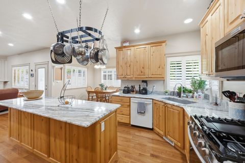 Tiny photo for 914 N 400 W, Centerville, UT 84014 (MLS # 2157924)