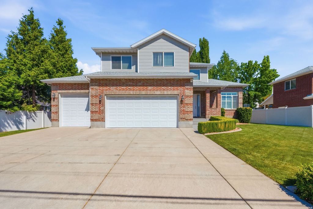 Photo of 914 N 400 W, Centerville, UT 84014 (MLS # 2157924)